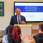 Prezydent Tadeusz Truskolaski prowadzi Lekcję Obywatelską z okazji Dnia Samorządu Terytorialnego