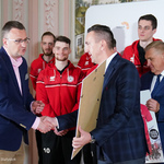 Zastępca prezydenta Rafał Rudnicki składa gratulacje prezesowi klubu