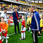 Zastępca prezydenta Rafał Rudnicki składa gratulacje młodym piłkarzom