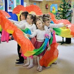 Dzieci podczas występu z kolorowymi wachlarzami
