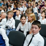Dzieci podczas jubileuszu szkoły