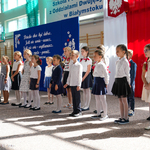Dzieci podczas występu w szkole
