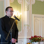 Duchowny przemawia podczas uroczystości