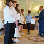 Prezydent Tadeusz Truskolaski wręcza nagrody laureatom