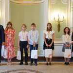 Prezydent Tadeusz Truskolaski wraz z laureatami konkursu