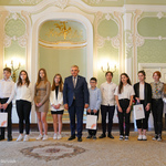Prezydent Tadeusz Truskolaski wraz z laureatami konkursu