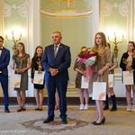 Prezydent Tadeusz Truskolaski wraz z laureatami konkursu