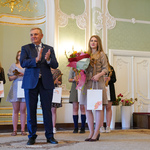 Prezydent Tadeusz Truskolaski i uczestniczka konkursu podczas uroczystej gali