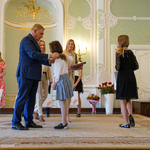 Prezydent Tadeusz Truskolaski dekoruje medalem laureatkę konkursu