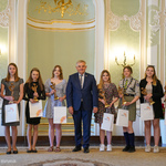 Prezydent Tadeusz Truskolaski wraz z laureatami konkursu