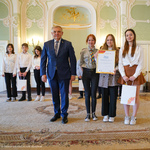 Prezydent Tadeusz Truskolaski wraz z laureatami konkursu