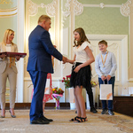 Prezydent Tadeusz Truskolaski dekoruje medalem laureatkę konkursu