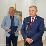 Prezydent Tadeusz Truskolaski odpowiada na pytania dziennikarzy podczas konferencji prasowej
