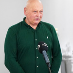 Aktor Adam Zieleniecki odpowiada na pytania dziennikarzy podczas konferencji prasowej