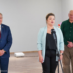 Artystka śpiewa podczas konferencji prasowej