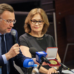 Zastępca prezydenta Rafał Rudnicki odpowiada na pytania dziennikarzy podczas konferencji prasowej