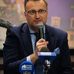 Zastępca prezydenta Rafał Rudnicki odpowiada na pytania dziennikarzy podczas konferencji prasowej
