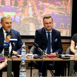 Prezydent Tadeusz Truskolaski odpowiada na pytania dziennikarzy podczas konferencji prasowej