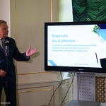 Prezydent Tadeusz Truskolaski przedstawia prezentację stypendia dla studentów