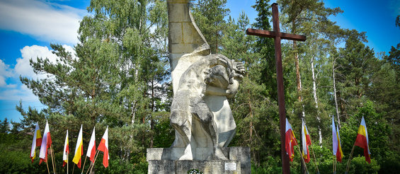 Pomnik w Grabówce upamiętniający mieszkańców Białostocczyzny pomordowanych w latach 1941-1944.