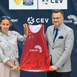 Monika Brzostek Dyrektor sportowy Beach Pro Tour trzyma koszulkę sportową z zastępcą prezydenta Rafałem Rudnickim