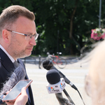 Zastępca prezydenta Rafał Rudnicki przemawia odpowiada na pytania dziennikarzy podczas konferencji prasowej