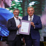 Grzegorz Kuczyński Prezes Fundacji Białystok Biega odbiera okolicznościowy medal i dyplom