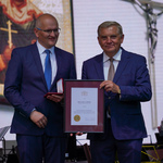 Michał Gaweł Prezes Fundacji Dialog odbiera nagrodę