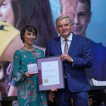 Prezydent Tadeusz Truskolaski wręcza honorowy medal Darii Szydłowskiej Prezes Fundacji Polza