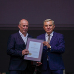 Krzysztof Pakuła Prezes Grupy Chorten Sp. z o.o. odbiera honorowy medal