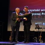 Prezydent Tadeusz Truskolaski wręcza nagrodę aktorowi Pawłowi Małaszyńskiemu