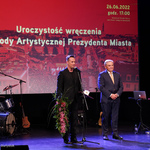 Aktor Paweł Małaszyński przemawia podczas uroczystości
