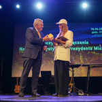 Prezydent Tadeusz Truskolaski wręcza nagrodę Karolinie Czarneckiej