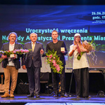 Laureaci Nagrody Artystycznej Prezydenta Miasta Białegostoku i prezydent Tadeusz Truskolaski na scenie