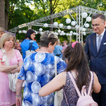 Prezydent Rafał Rudnicki obdarowuje białostoczan słodkościami podczas miejskiej potańcówki
