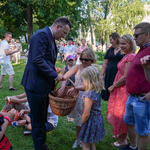 Zastępca prezydenta Rafał Rudnicki obdarowuje białostoczan słodkościami podczas miejskiej potańcówki