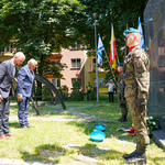 Prezydent Tadeusz Truskolaski i Przewodniczący Rady Miasta Łukasz Prokorym oddają część ofiarom
