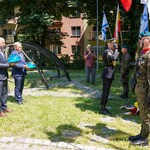 Prezydent Tadeusz Truskolaski i Przewodniczący Rady Miasta Łukasz Prokorym stawiają znicze przy pomniku