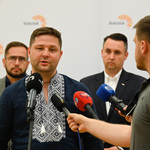Przedstawiciel Federacji Organizacji Pozarządowych Miasta Białystok odpowiada na pytania podczas konferencji prasowej