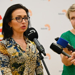 Dyrektor Centrum Aktywności Społecznej w Białymstoku Urszula Dmochowska odpowiada na pytania podczas konferencji prasowej
