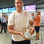 Wojciech Nowicki prezentuje zdobyty medal