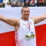 Wojciech Nowicki z flagą  Polski