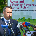Zastępca prezydenta Przemysław podczas konferencji prasowej przekazuje informacje dotyczące ogólnopolskiej rywalizacji o Puchar Rowerowej Stolicy Polski