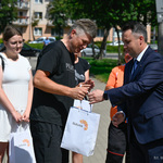 Zastępca prezydenta Przemysław Tuchliński wręcza nagrodę uczestnikowi konkursu