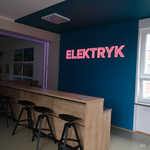 Bar a przy nim hokery barowe w nowej sali w Zespole Szkół