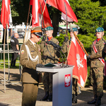 Przedstawiciel Wojska Polskiego przemawia podczas uroczystości