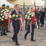 Poseł Krzysztof Truskolaski składa kwiaty przy pomniku AK. Kwiaty składa również europoseł Frankowski