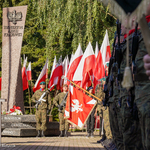 Warta honorowa i kompania reprezentacyjna Wojska Polskiego przy pomniku AK