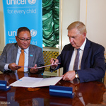 Koordynator Unicef Rashed Mustafa Sarwar i prezydent Tadeusz Truskolaski podpisują memorandum