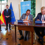 Koordynator Unicef Rashed Mustafa Sarwar i prezydent Tadeusz Truskolaski podpisują memorandum